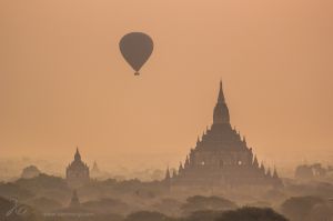 One balloon over Bagan.jpg